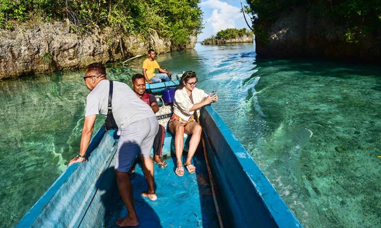 Keindahan Pulau Adrenan di Maluku