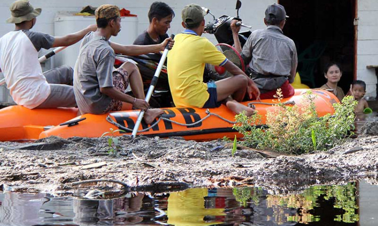 BNPB Mulai Evakuasi Ratusan Korban Banjir di Dumai