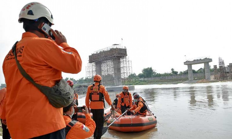 Basarnas Masih Melakukan Pencarian Korban Perahu Penyebrangan Yang Terbalik di Bojonegoro