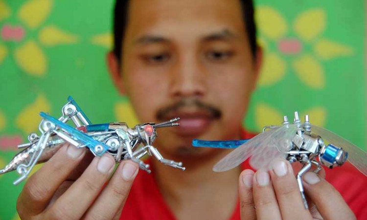Perajin di Bogor Memanfaatkan Barang Bekas Untuk Membuat Robot