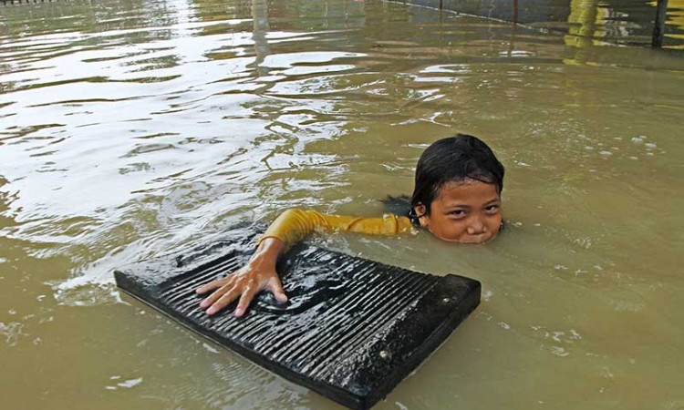 Ratusan Rumah di Karawang Terendam Banjir Akibat Meluapnya Sungai Cibeet