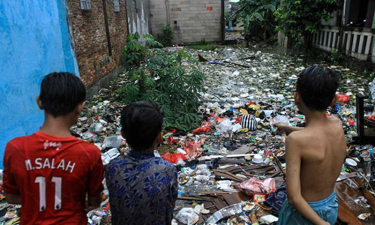 Tumpukan Sampah di Aliran Sungai Membuat Kawasan Citayam Banjir