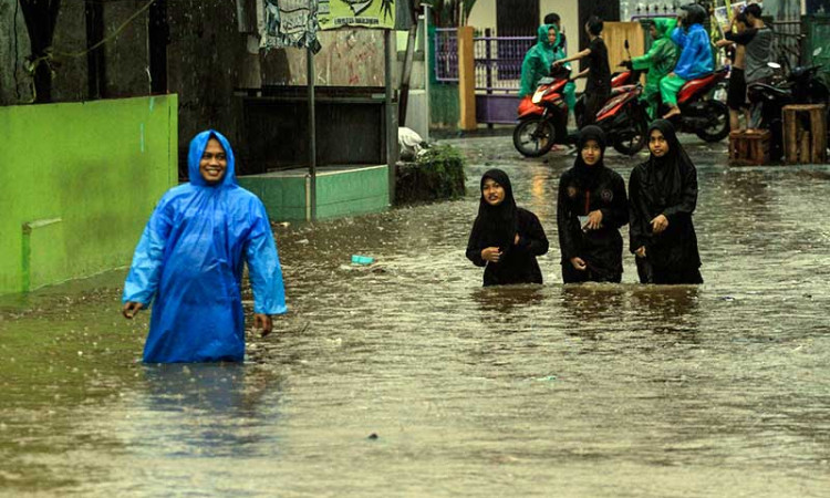 Tumpukan Sampah di Aliran Sungai Membuat Kawasan Citayam Banjir