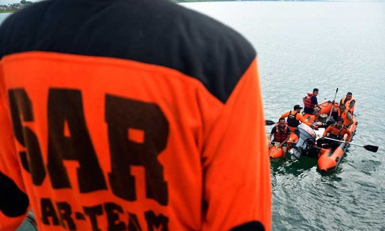 Tim SAR Mengevakuasi Korban Yang Tenggelam di Pantai Barombong Makassar