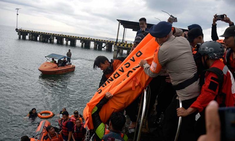 Tim SAR Mengevakuasi Korban Yang Tenggelam di Pantai Barombong Makassar