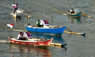 Nelayan Ikuti Balap Perahu Tradisional di Pantai Losari Makassar