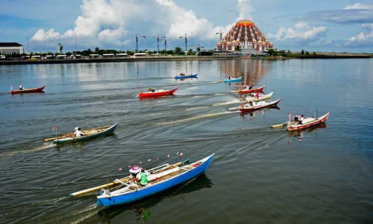 Nelayan Ikuti Balap Perahu Tradisional di Pantai Losari Makassar