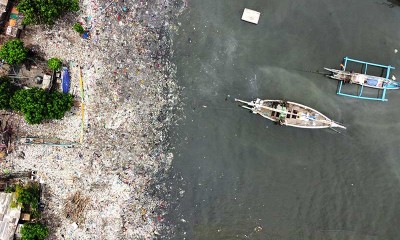 Sampah Plastik dan Tekstil Menumpuk di Pantai Banyuwangi