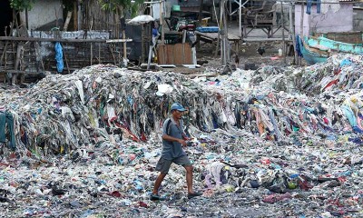 Sampah Plastik dan Tekstil Menumpuk di Pantai Banyuwangi