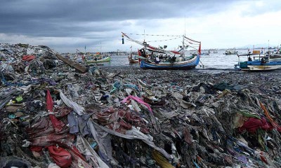 Sampah Plastik dan Tekstil Menumpuk di Pantai Banyuwangi