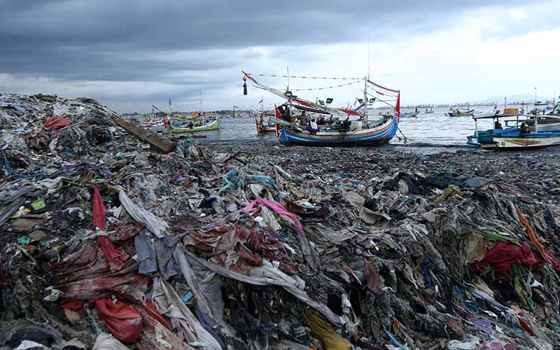 Sampah Plastik Dan Tekstil Menumpuk Di Pantai Banyuwangi 