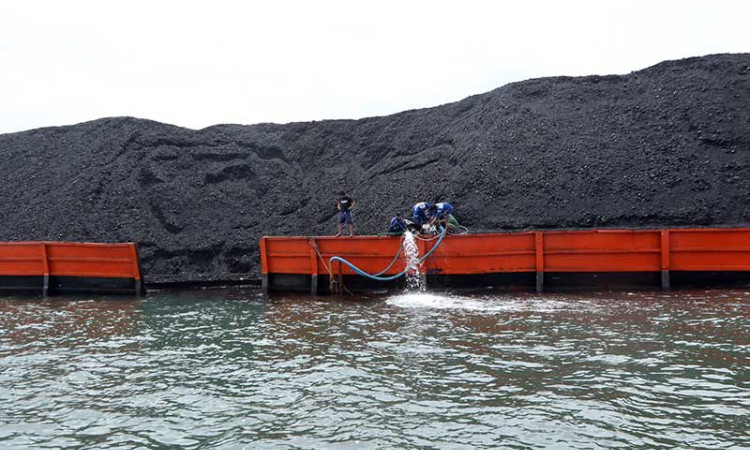 Kapal Tongkang Pengangkut Batu Bara Alami Kebocoran di Perairan Sembulungan Banyuwangi