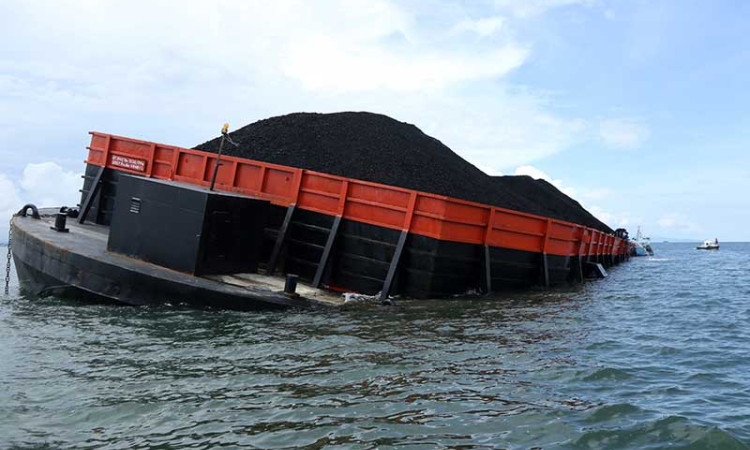 Kapal Tongkang Pengangkut Batu Bara Alami Kebocoran di Perairan Sembulungan Banyuwangi