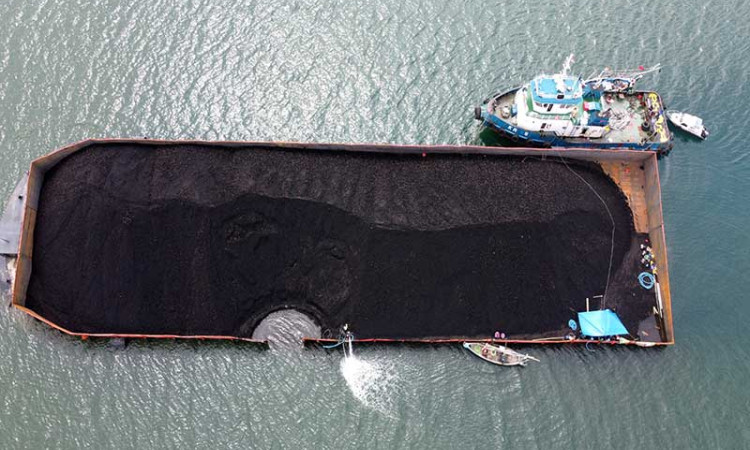Kapal Tongkang Pengangkut Batu Bara Alami Kebocoran di Perairan Sembulungan Banyuwangi