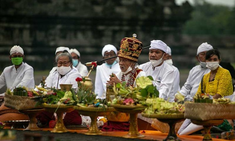 Umat Hindu Gelar Prosesi Upacara Abhiseka di Pelataran Candi Prambanan Yogyakarta