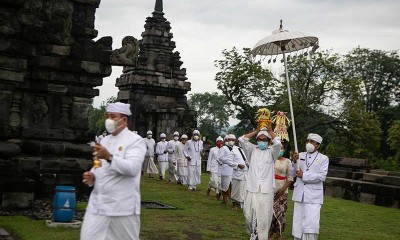 Umat Hindu Gelar Prosesi Upacara Abhiseka di Pelataran Candi Prambanan Yogyakarta