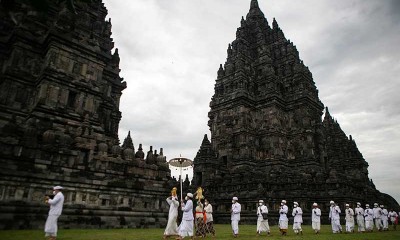 Umat Hindu Gelar Prosesi Upacara Abhiseka di Pelataran Candi Prambanan Yogyakarta