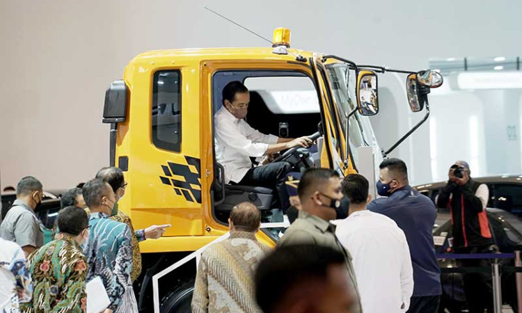 Presiden Joko Widodo Jajal Mitsubishi Fuso New Mining Spec