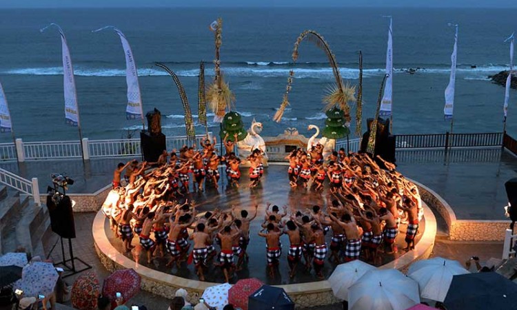 Pengelola Pantai Melasti di Bali Gelar Pertunjukan Tari Kecak