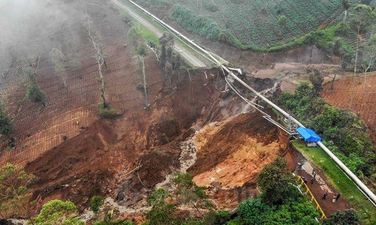 Jalur Utama di Kawasan Wisata Derajat Pass Garut Longsor