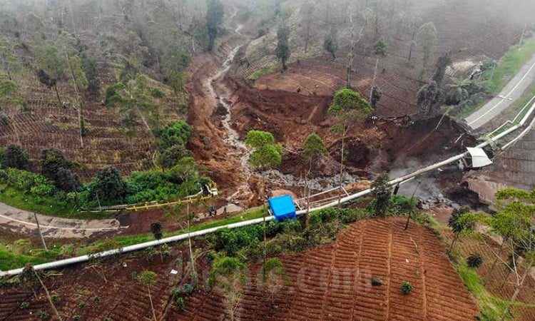 Jalur Utama di Kawasan Wisata Derajat Pass Garut Longsor