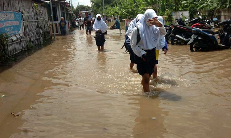 Curah Hujan Tinggi, Ratusan Rumah di Tegal Jawa Tengah Terendam Banjir