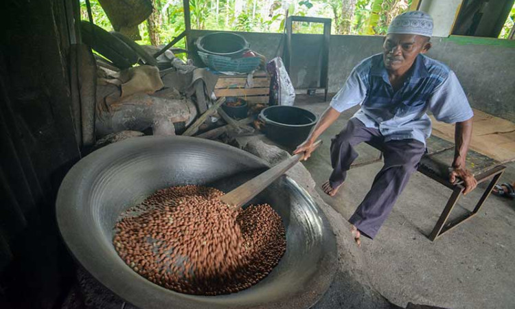 Melihat Produksi Kipang Kacang, Cemilan Khas Minang Berbahan Dasar Gula Aren