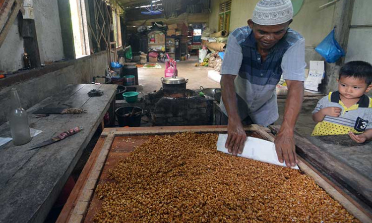 Melihat Produksi Kipang Kacang, Cemilan Khas Minang Berbahan Dasar Gula Aren