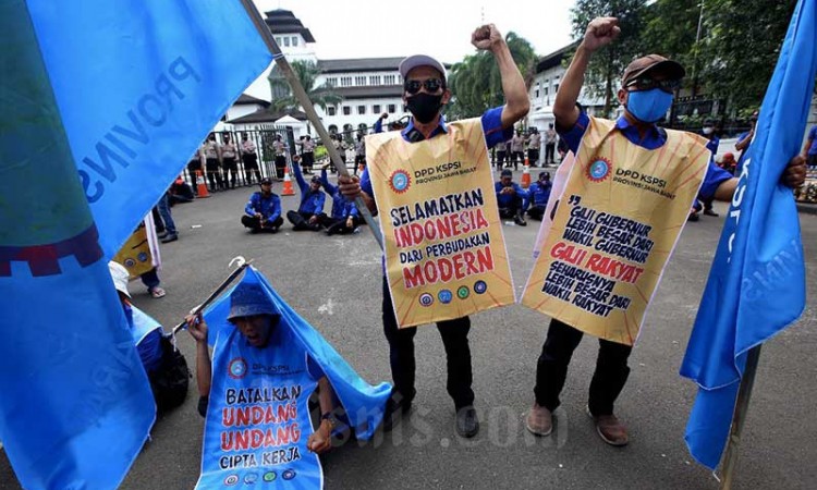 Tolak Penetapan UMP, Buruh Gelar Aksi di Gedung Sate Bandung