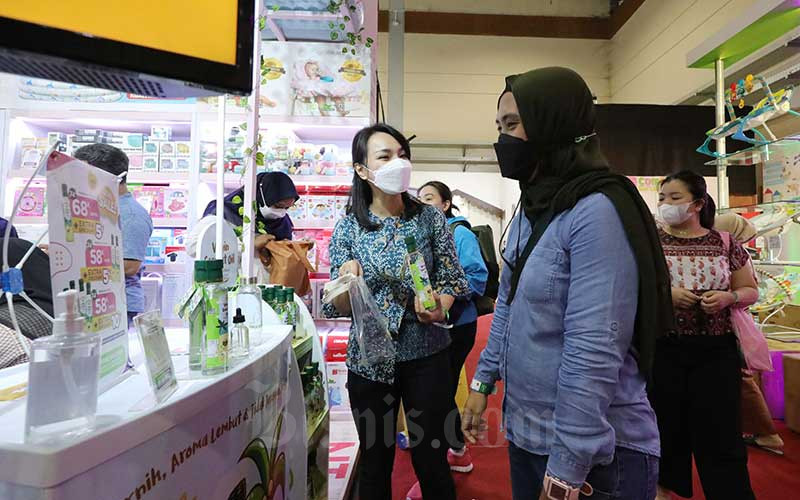 Pengunjung menyaksikan produk2 yang ditampilkan di Booth Babiesfirst dalam Pameran industri kebutuhan ibu hamil, menyusui, bayi dan anak "Indonesia Maternity, Baby & Kids Expo 2021 (IMBEX) di JCC, Jakarta, Jumat (26/11/2021). BabiesFirst turut hadir kembali dalam pameran yang vakum satu tahun sebelumnya akibat Pandemi, dan menggandeng 6 brand terbaik seperti IQAngel, Goodway, Doctor Dolphin, Nookums, Grabease dan Concos yang menawarkan produk perlengkapan makan bayi, mainan anak, boneka lucu, empeng bayi. Bisnis