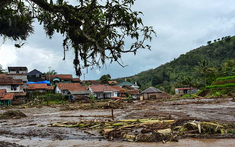 Lahan pertanian milik warga rusak diterjang banjir bandang di Kampung Cileles, Desa Cintamanik, Kecamatan Karang Tengah, Kabupaten Garut, Jawa Barat, Minggu (28/11/2021). Ratusan hektare lahan pertanian di Kecamatan Sukawening dan Karangtengah rusak diterjang banjir bandang dan longsor yang diduga disebabkan alih fungsi lahan. ANTARA FOTO/Adeng Bustomi