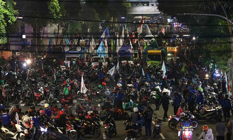 Unjuk Rasa Buruh Penuhi Jalanan Pusat Kota di Surabaya