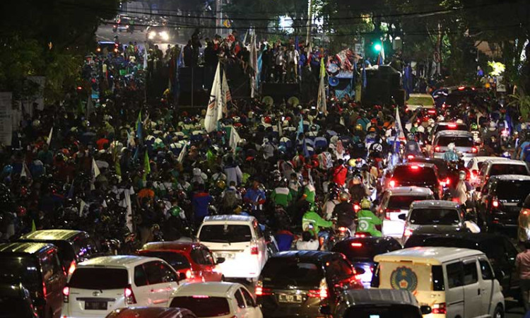 Unjuk Rasa Buruh Penuhi Jalanan Pusat Kota di Surabaya
