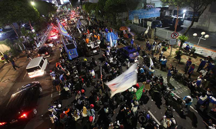Unjuk Rasa Buruh Penuhi Jalanan Pusat Kota di Surabaya