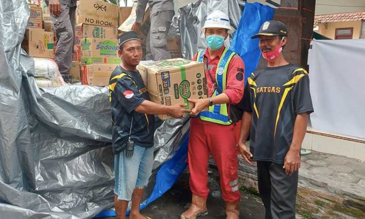 PT PP (Persero) Tbk. Serahkan Bantuan Untuk Korban Bancana Erupsi Gunung Semeru