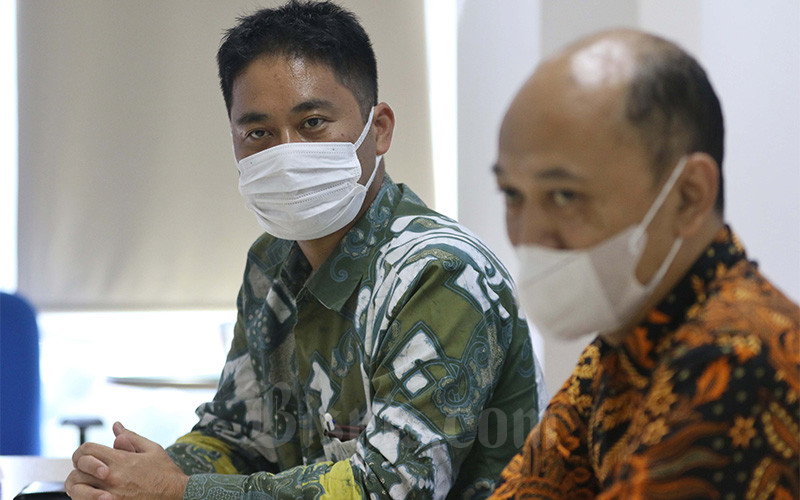 Kepala Bagian Informasi dan Kebudayaan Kedutaan Besar Jepang Wakabayashi (kiri) bersama dengan Head of Data & Research Bisnis Indonesia Aprilian Hermawan (kanan) saat melakukan kunjungan ke kantor redaksi Bisnis Indonesia di Jakarta, Kamis (2/12/2021). Dalam kunjungannya Wakabayashi mengatakan bahwa saat ini pihaknya tengah menyiapkan sejumlah agenda dalam G 20 yang salah satunya yaitu pemeratan vaksin secara global. Bisnis/Eusebio Chrysnamurtirn