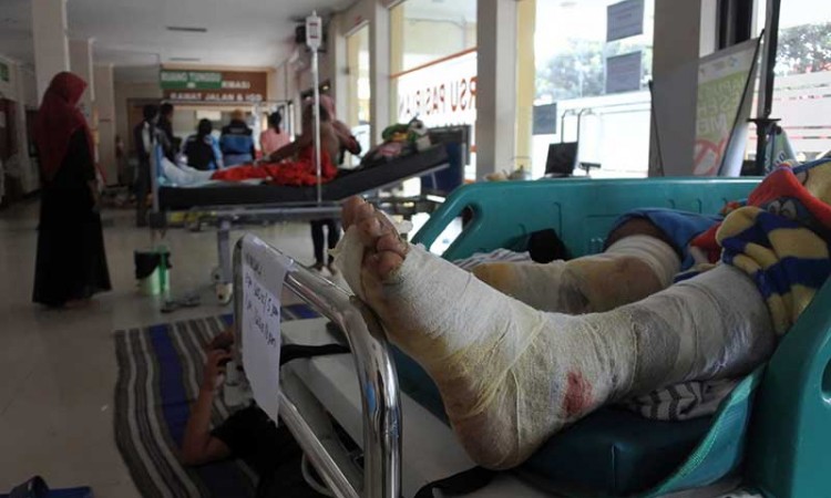 Korban Luka Letusan Gunung Semeru Dilarikan ke Rumah Sakit