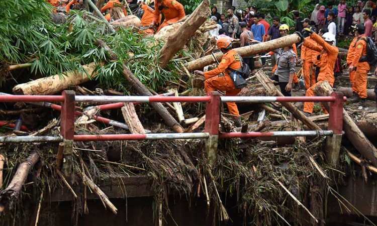 Tim Gabungan Terus Lakukan Pencarian Korban Banjir di Lombok NTB