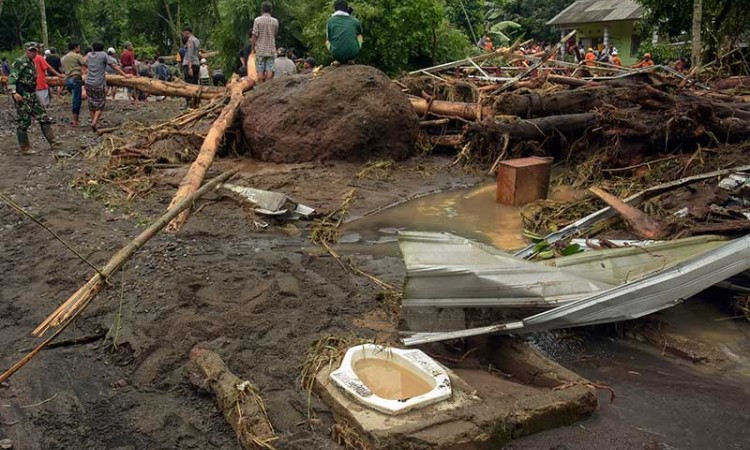 Tim Gabungan Terus Lakukan Pencarian Korban Banjir di Lombok NTB