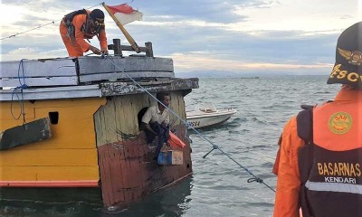 Basarnas Kendari Mengevakuasi Penumpang KM Putra Samudra Yang Karam Diterjang Ombak