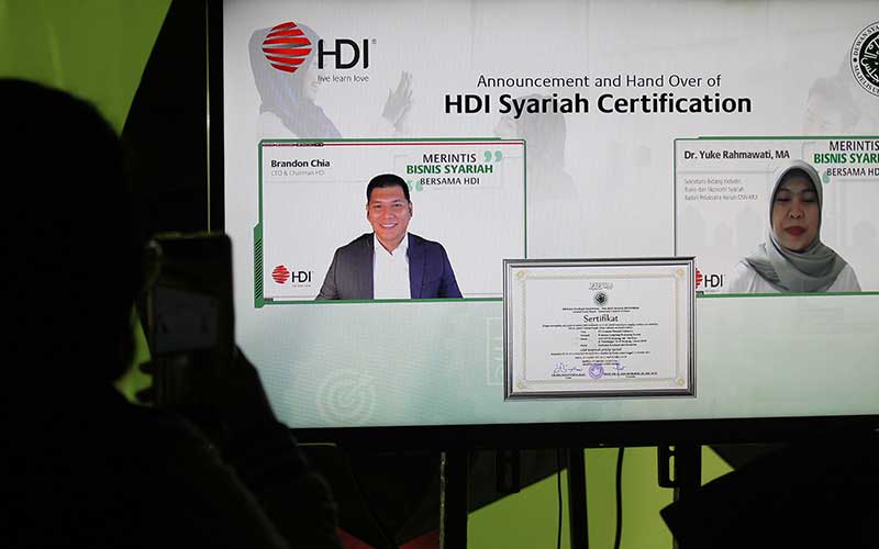 CEO & Chairman HDI Brandon Chia saat menerima sertifikat syariah secara virtual dari Sekretaris Bidang Industri,Bisnis dan Ekonomi Syariah Badan Pelaksana Harian DSN-MUI Dr Yuke Rachmawati MA. Dengan ini, High Desert International (HDI) menjadi salah satu dari 11 diantara 293 perusahaan Multi-Level-Marketing (MLM) yang telah terdaftar di Asosiasi Penjualan Langsung Indonesia (APLI) dan tersertifikasi syariah oleh DSN-MUI.