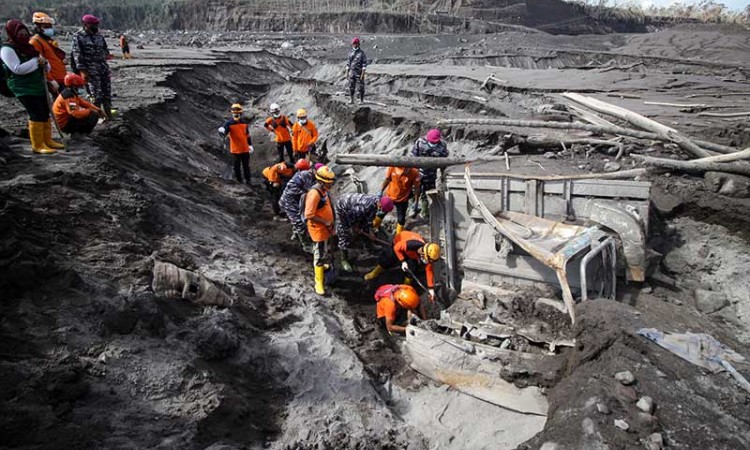Tim SAR Gabungan Masih Mencari Korban Yang Tertimbun Material Awan Panas Gunung Semeru