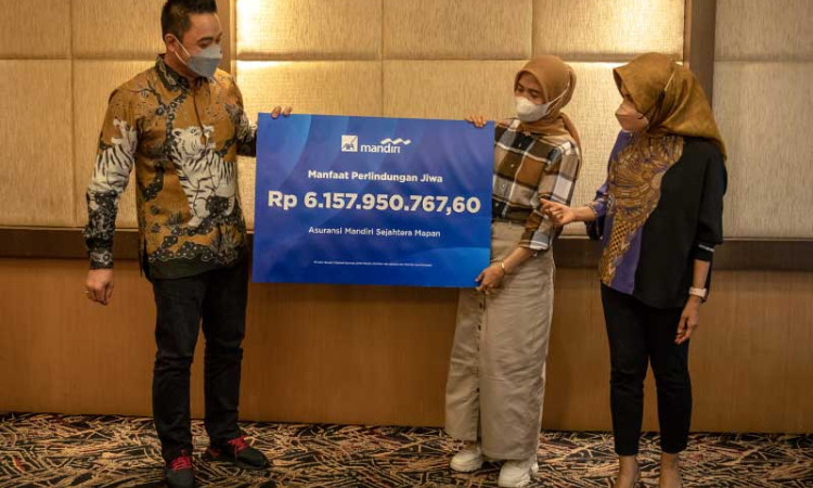 AXA Mandiri Serahkan Klaim Asuransi Kepada Dua Nasabah di Semarang Senilai Rp8,1 Miliar