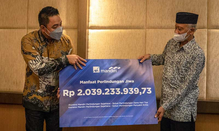 AXA Mandiri Serahkan Klaim Asuransi Kepada Dua Nasabah di Semarang Senilai Rp8,1 Miliar