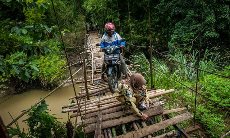 Meski Berbahaya, Warga Nekat Gunakan Jembatan Bambu Yang Rusak di Banten
