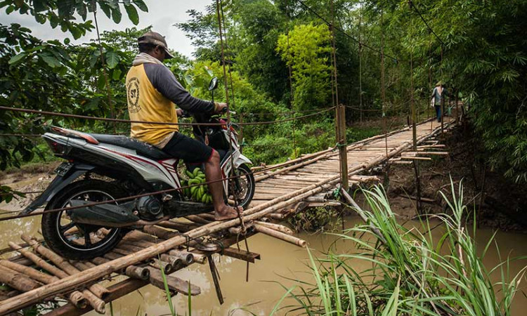 Meski Berbahaya, Warga Nekat Gunakan Jembatan Bambu Yang Rusak di Banten
