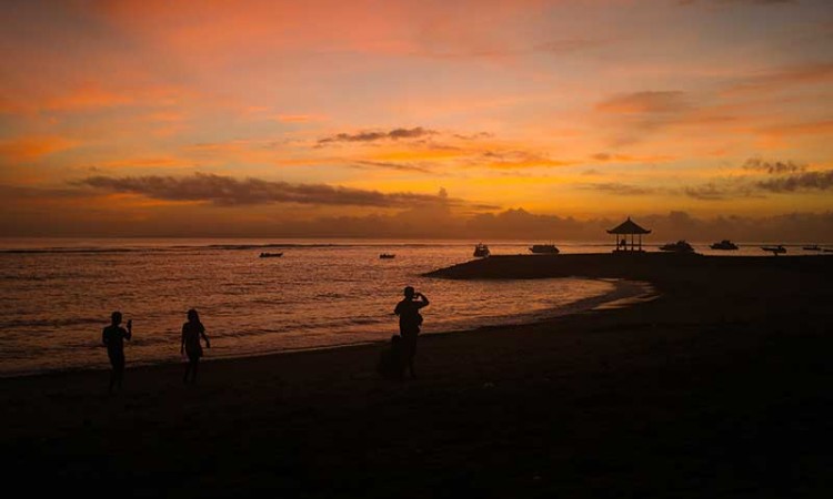 Pemandangan Matahari Terbiy Menjadi Daya Tarik Wisatawan di Pantai Sanur