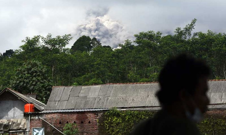 Gunung Semeru Kembali Erupsi, Warga dan Relawan Panik Selamatkan Diri