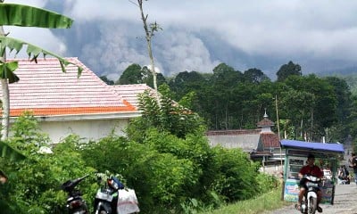 Gunung Semeru Kembali Erupsi, Warga dan Relawan Panik Selamatkan Diri