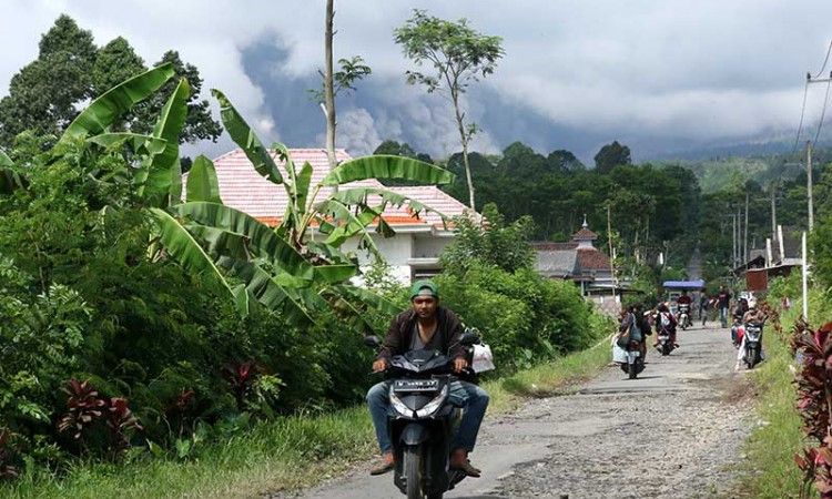 Gunung Semeru Kembali Erupsi, Warga dan Relawan Panik Selamatkan Diri